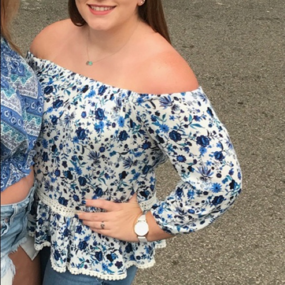 Off the shoulder/ shoulder less shirt - Picture 3 of 3